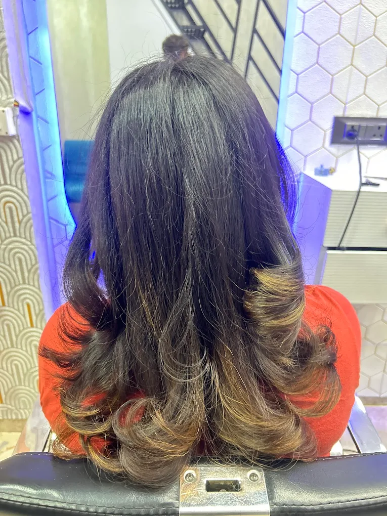 Bouncy blowout with caramel ends ✨