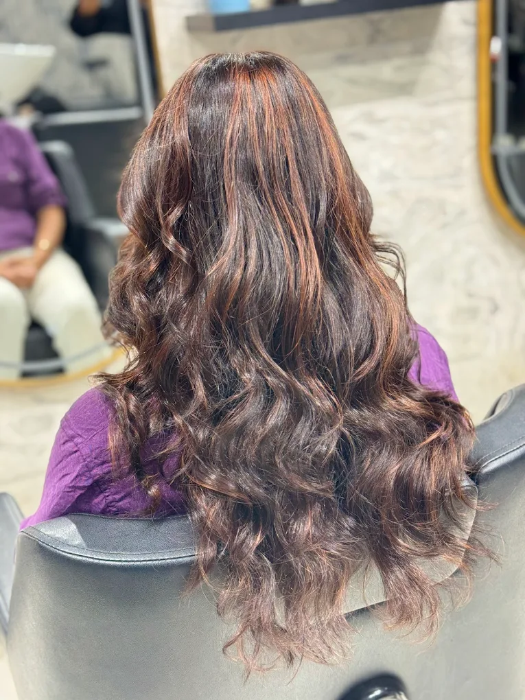 Copper highlights + soft curls 🤍
